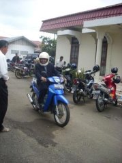 H.Ardiansyah,S.Hut naik sepeda motor dalam acara formal di Pendopo